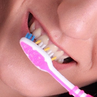 歯ブラシで歯を磨く女性