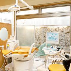 歯科医院の診療台と診察器具