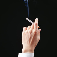 タバコを持っている男性の手