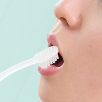 歯磨きをしている女性の口元